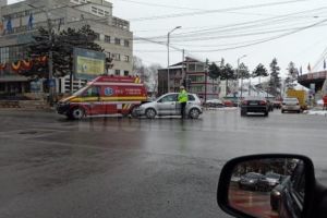 Paramedic SMURD, rănit după ce ambulanţa a fost tamponată în intersecţie
