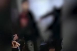 Scenariu HALUCINANT. Un adolescent a fost BĂTUT şi UMILIT de mai mulţi INDIVIZI - VIDEO