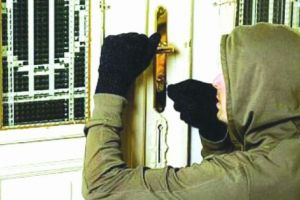 Dacă locuiţi la parter, ferecaţi bine uşile şi ferestrele