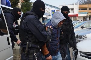 Traficanţi de droguri reţinuţi de DIICOT – Vindeau, lunar peste 10.000 de pastile de ecstasy
