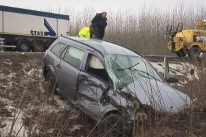 FOTO. Accident grav în Ungaria. Maşină cu 5 români izbită de un TIR