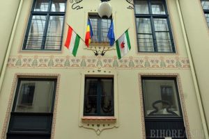 Prefectul Ioan Mihaiu a cerut UDMR Bihor să explice de ce a arborat steagul Ungariei