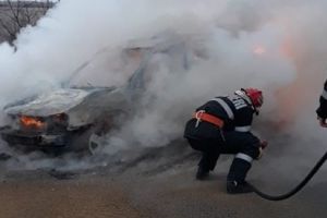 La un pas să ARDĂ DE VIU! O maşină a luat foc în trafic (GALERIE FOTO)