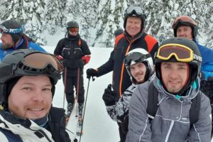 FOTO: Preşedintele Klaus Iohannis, la schi în Masivul Șureanu. A fost surprins de un grup de schiori care şi-au făcut un selfie
