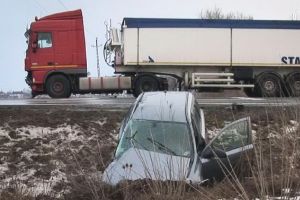 Accident în Ungaria: Cinci români au fost răniţi în apropiere de Borş, după ce maşina lor a fost lovită de TIR şi aruncată-n şanţ (FOTO)