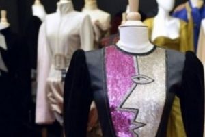 CUTREMUR în lumea artistică. O celebră artistă îşi scoate rochiile la vânzare. Despărţirea este extrem de dureroasă