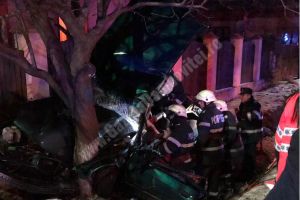 Doi tineri încarceraţi, după ce s-au izbit cu BMW-ul de un copac