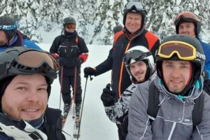 FOTO Preşedintele Iohannis, la schi în Munţii Șureanu. S-a pozat cu turiştii
