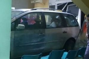 ALERTĂ! Un şofer a intrat cu maşina în secţia de Urgenţe a unui spital. La un pas de TRAGEDIE