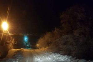Satul Râpa, izolat! Maşinile nu pot urca panta spre localitate din cauza zăpezii