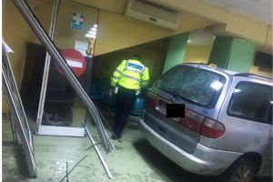 Caz halucinant la Craiova. Atac cu masina. Un apartinator a intrat intentionat in Urgenta spitalului. Suparat pe medici 
