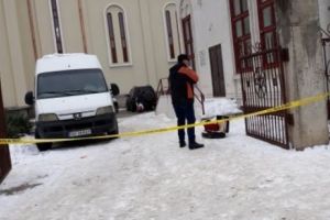 Mort în PIELEA GOALĂ atârnat de gardul BISERICII