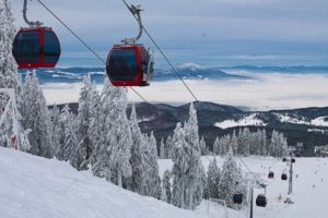 Transportul pe cablu din Poiana Braşov, afectat de vântul puternic