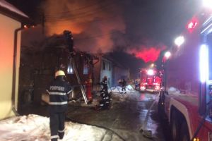 FOTO Incendiu puternic la Veştem. Pompierii l-au stins în două ore