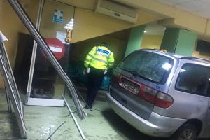 FOTO – Un şofer beat a intrat cu maşina în Urgenţa spitalului judeţean din  Craiova