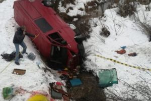 Bacau: Un mort si cinci raniti dupa ce un microbuz a cazut intr-o rapa