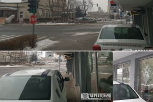 FOTO: Atac cu un bolovan asupra sediului unei bănci din Alba Iulia. Autorul a fost identificat