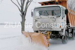 Sute de utilaje de deszapezire ale CNAIR au actionat pe drumurile din tara in ultimele ore