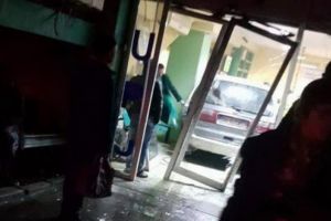 A băut câteva beri şi apoi a urcat la volan: Cum a reuşit un şofer să intre cu maşina în Urgenţe (FOTO / VIDEO)
