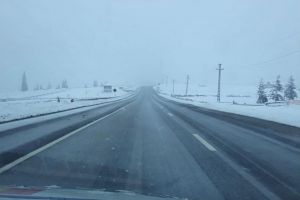 Trafic în condiţii de iarnă. Cu ce antiderapant se dă în Pasul Tihuţa