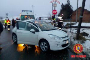 UPDATE. Accident pe calea ferata. O masina a fost lovita de un tren. Un cetatean strain si prietena lui, implicati (galerie foto) 