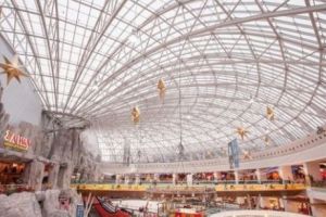 PANICĂ la mall! Imagini TERIFIANTE cu un copil care merge pe cupola de sticla a centrului comercial - FOTO