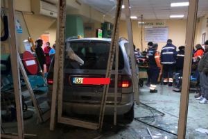 Șoferul care a intrat cu masina in Unitatea de Primiri Urgente a Spitalului Judetean de Urgenta din Craiova, retinut pentru 24 de ore