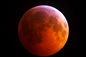 Eclipsă totală de Lună, la noapte, vizibilă şi din Satu Mare