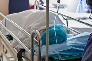SOCANT! Asistentă de pe Ambulanţă lovită în gură, cu piciorul, de un pacient. Femeia s-a lovit cu capul de asfalt, transportată la spital