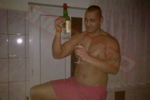 Cine este interlopul care a ameninţat-o că o violează pe şefa de la Arestul Câmpina. FOTO