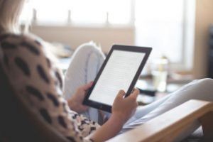 Un deputat vrea ca tinerii care împlinesc 18 ani să primească un voucher pentru cultură