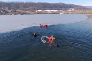 Salvamontiştii gorjeni, pregătiţi pentru salvări din apa îngheţată