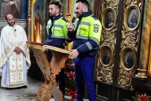 VIDEO. Poliţişti „predică” într-o biserică din Satu Mare