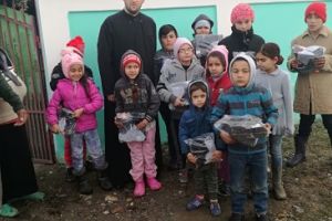 Ghetuţe şi pentru copiii din localitatea Lungeşti de la Arhiepiscopia Ramnicului