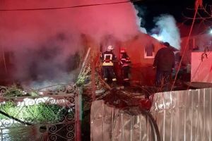 FOTO-ULTIMĂ ORĂ: Incendiu la anexa unei locuinţe din Bordeşti