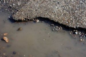 Baia Mare: Apar craterele pe soselele din cartiere. Groapa de pe strada Carausilor este vedeta saptamanii
