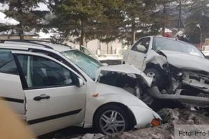 A intrat pe contrasens şi s-a izbit frontal de o maşină