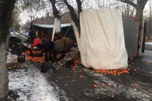 Un TIR cu mandarine s-a răsturnat în faţa Parchetului din Găeşti