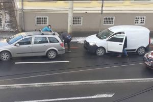 FOTO Tamponare pe Constituţiei – O femeie este rănită