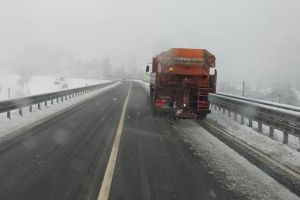 Vremea le face din nou probleme drumarilor din zona de vest a României