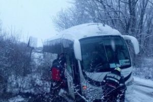 ACCIDENT teribil de MICROBUZ. Doi pasageri, transportaţi de URGENŢĂ la SPITAL. Breaking News