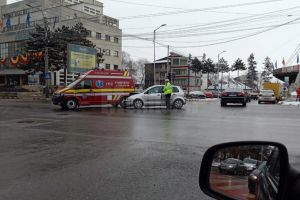 Ambulanţă SMURD, implicată într-un accident, după ce un şofer nu i-a acordat prioritate