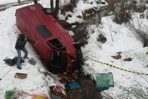FOTO. Accident mortal! Un microbuz cu români din Italia s-a răsturnat într-un pârâu