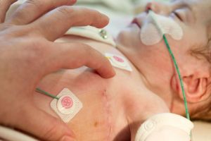 O mie de copii cu malformaţii cardiace mor anual în România. Pot fi operaţi în doar două spitale