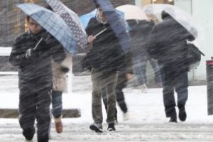 O furtuna de zapada a lovit luni nordul Japoniei, perturband traficul aerian si feroviar