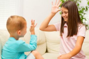 Copiii cu deficienţă de auz învaţă programare
