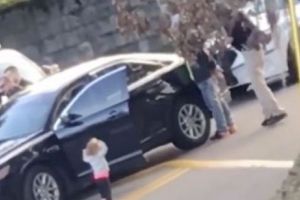 IMAGINI incredibile cu POLIŢIŞTI care ameninţă cu ARMELE un COPIL de doi ANI. VIDEO
