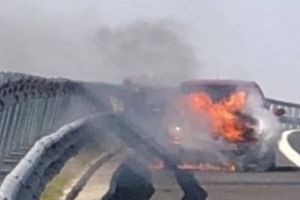 INCENDIU pe AUTOSTRADĂ. Maşină în FLĂCĂRI
