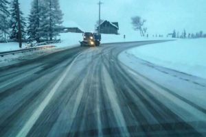 Prefectul a cerut suplimentarea, de urgenţă, a stocurilor de material antiderapant