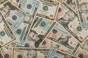 Cei mai bogaţi 26 de oameni din lume deţin la fel de multe precum 50% cei mai săraci